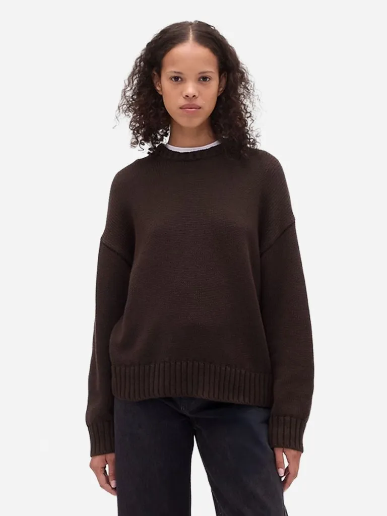 Model in a brown relaxed cotton crewneck sweater from Gap with dark jeans